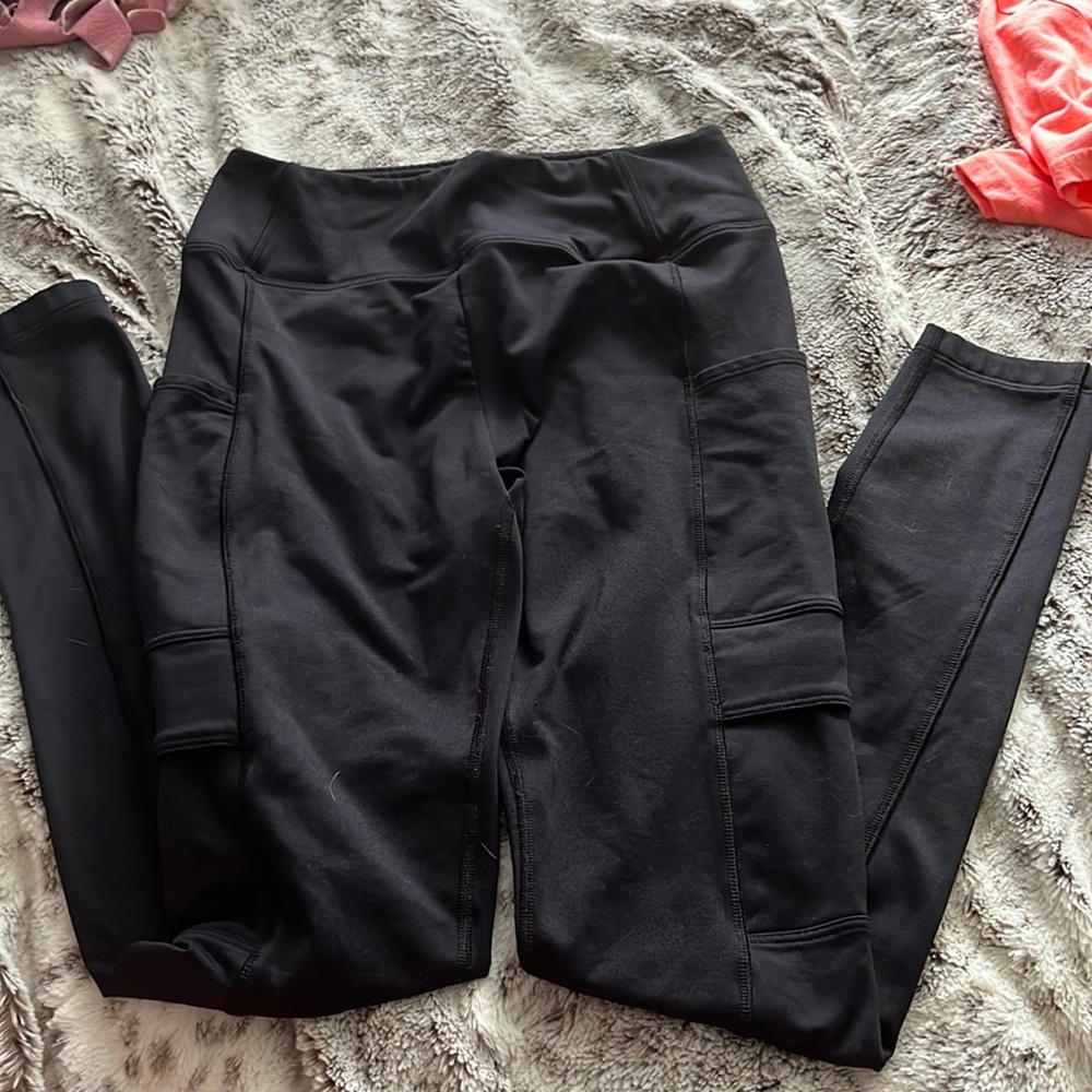 Black leggings with pockets on the side